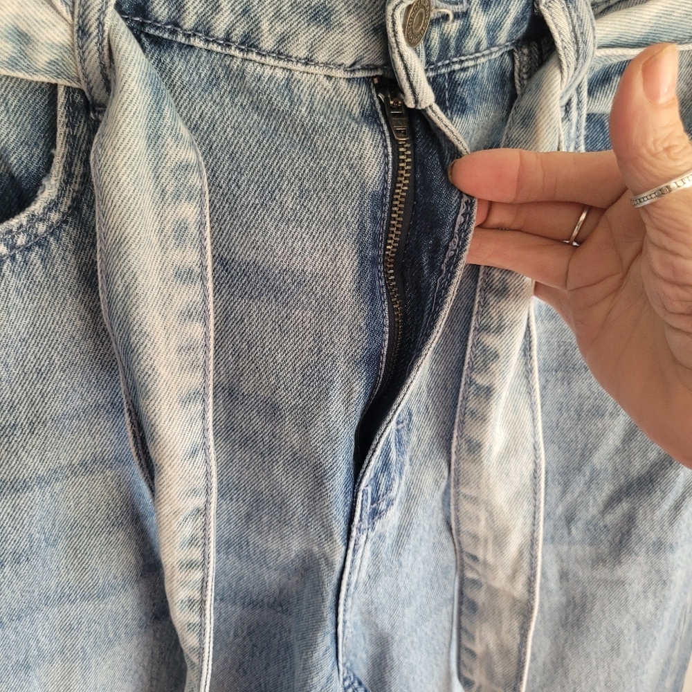 Hidden Women’s Distressed Jeans Size 30 Light Wash Classic 32" Wideleg with belt - Picture 2 of 9